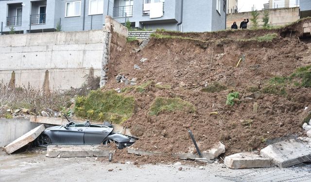 Sakarya'da istinat duvarının çökmesi nedeniyle 3 bina tahliye edildi