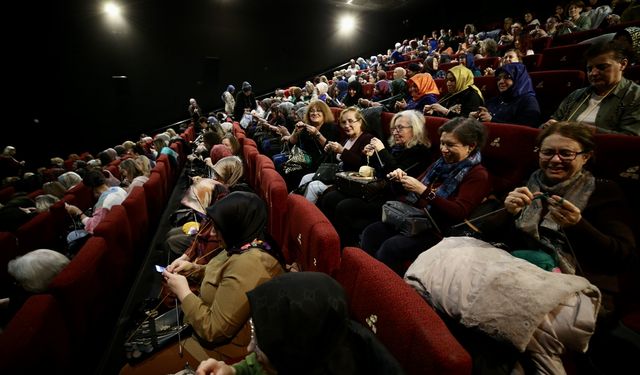 Sakarya'da sinemada buluşan kadınlar, film eşliğinde huzurevi sakinleri için örgü ördü