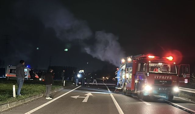 Sakarya'da yangın çıkan otomobil kullanılamaz hale geldi