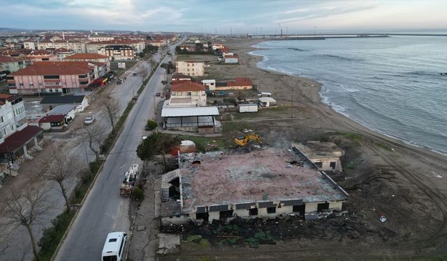 Sakarya'nın Karasu sahilinde riskli alanda bulunan yapılar yıkıldı
