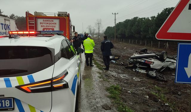 Samsun'da devrilen otomobildeki 2 kişi yaralandı