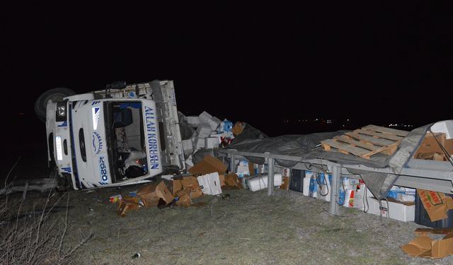 Samsun'da tır ile kamyonun çarpışması sonucu dökülen malzemeler yolu trafiğe kapattı