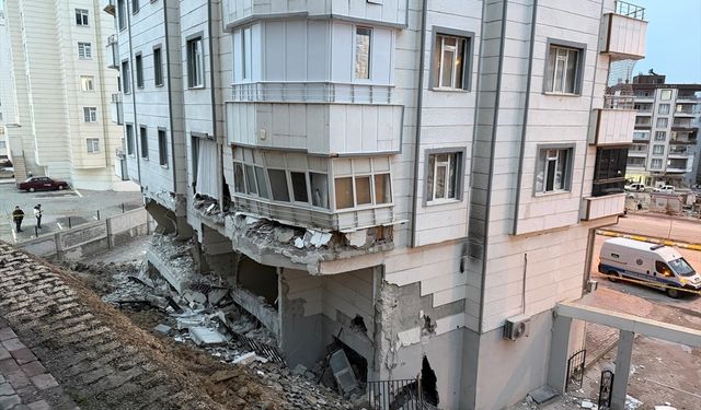 Şanlıurfa'da istinat duvarı yıkılan binanın yanındaki apartman da boşaltıldı