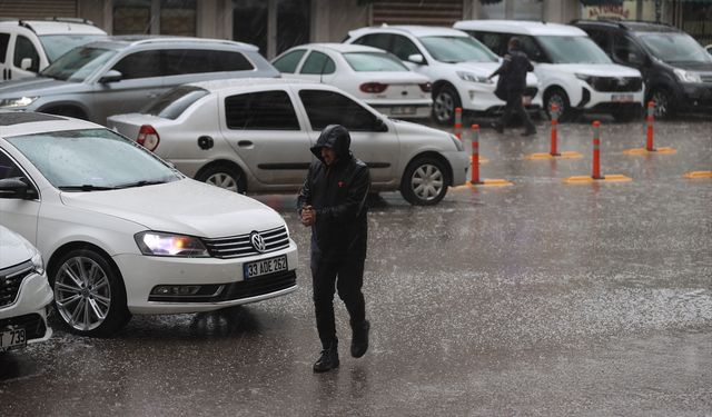 Şanlıurfa'da sağanak ve dolu etkili oldu