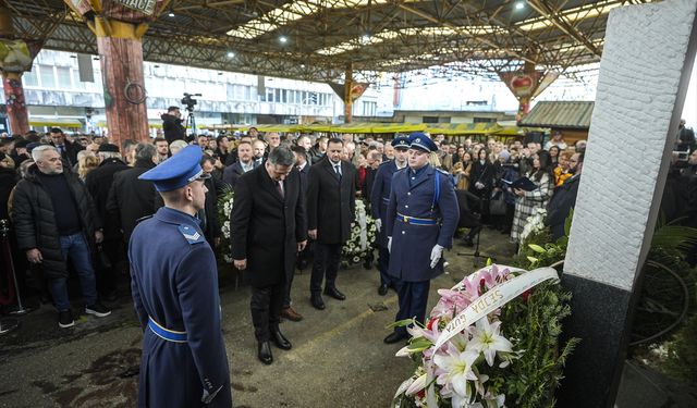 Saraybosna'daki 'pazar yeri katliamının' 32. yılında hayatını kaybedenler anıldı