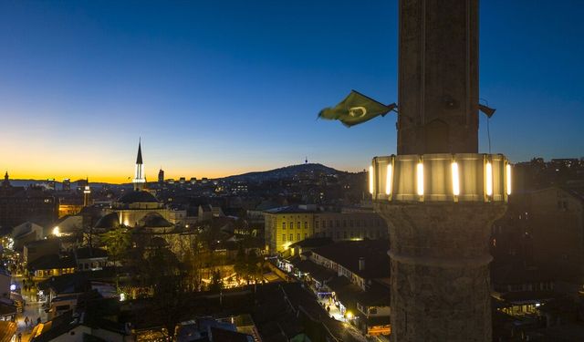 Saraybosna'daki tarihi Başçarşı ramazan için 'ay ve yıldız' motifli ışıklarla aydınlatıldı