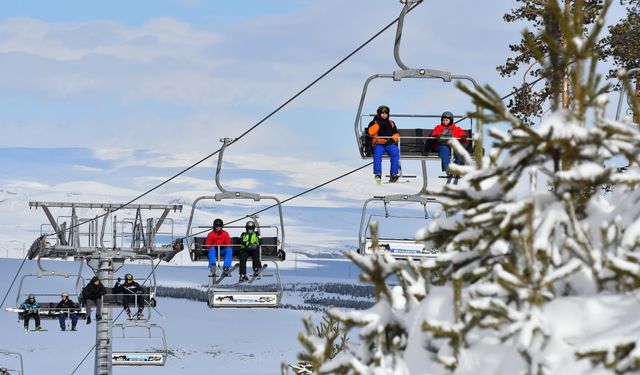 Sarıkamış Kayak Merkezi'nde hafta sonu yoğunluğu