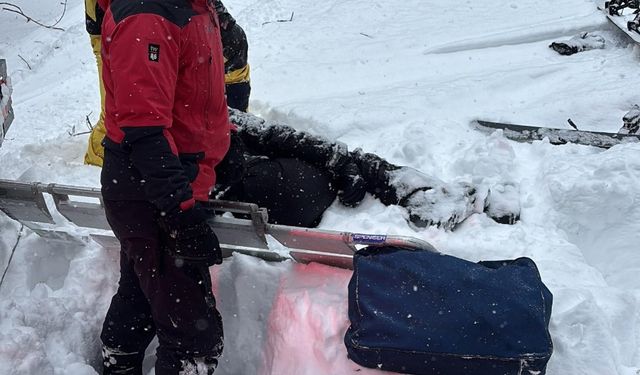 Sarıkamış Kayak Merkezi'nde pistten çıkıp yaralanan kayakçıya JAK ekipleri ulaştı