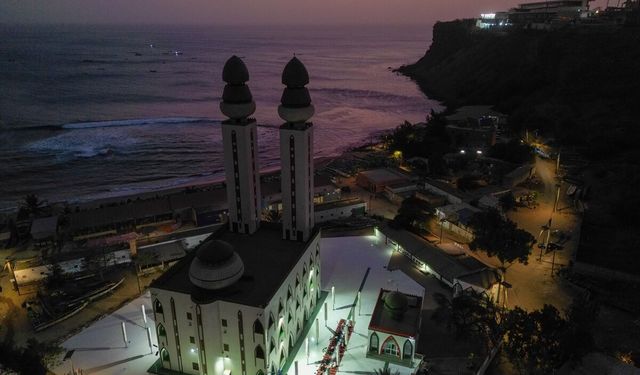 Senegal'de İlahiyat Camisi'nde toplu iftar