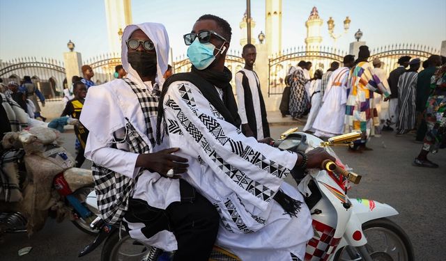 Senegal'de Müridiler, ilahiler eşliğinde iftar için yemek dağıttı