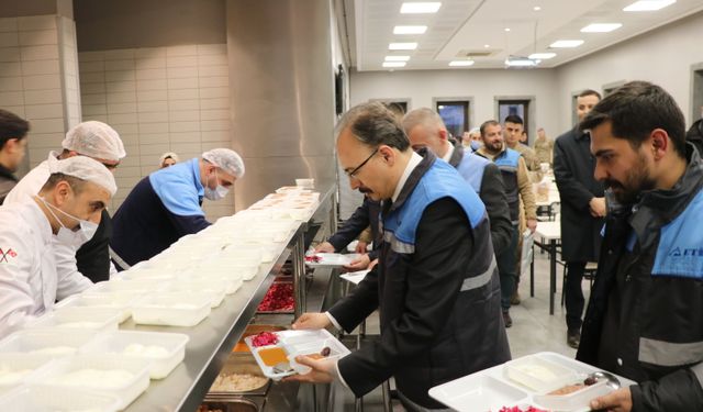Siirt Valisi Kemal Kızılkaya madencilerle iftar yaptı