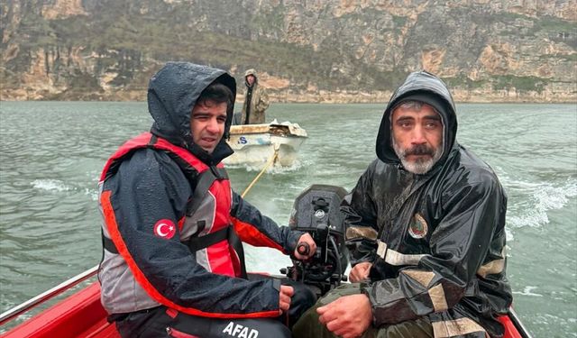 Siirt'te baraj gölünde botu arızalanan kişi kurtarıldı