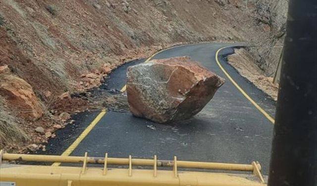 Siirt'te heyelan nedeniyle kapanan köy yolları ulaşıma açıldı