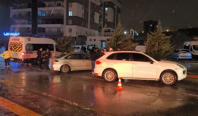Siirt'te kar nedeniyle 7 aracın karıştığı zincirleme trafik kazasında 1 kişi yaralandı