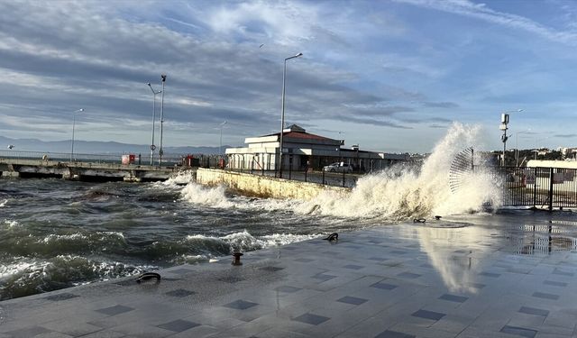 Sinop'ta fırtına nedeniyle yüksek dalgalar oluştu