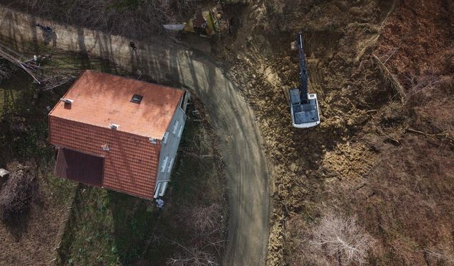 Sinop'ta heyelan nedeniyle kapanan köy yolu yeniden ulaşıma açıldı