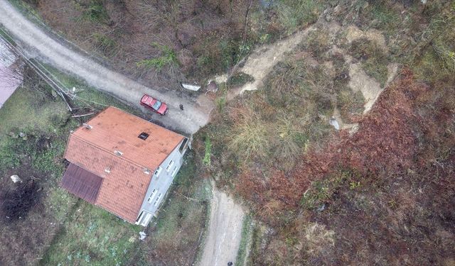 Sinop'ta heyelan nedeniyle köy yolu ulaşıma kapandı