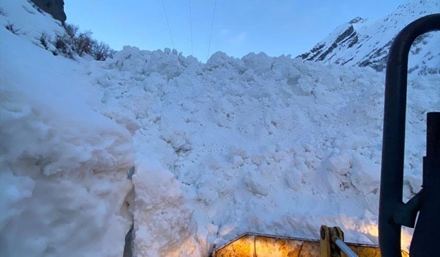 Şırnak'ta çığ düşmesi sonucu grup köy yolu ulaşıma kapandı