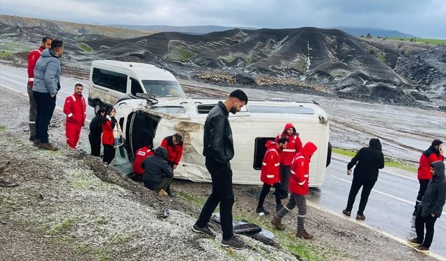 Şırnak'ta devrilen minibüsteki 9 kişi yaralandı