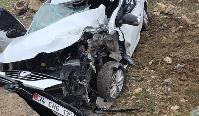 Şırnak'ta kamyona çarpan otomobildeki 2 kişi yaralandı