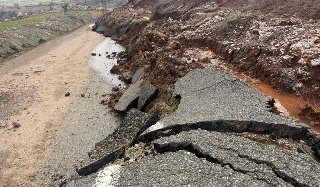 Şırnak'ta sağanak nedeniyle köy yolu çöktü