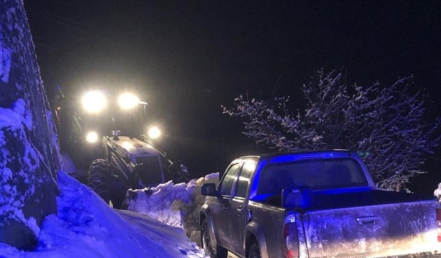 Şırnak'ta yolu kardan kapanan köyde mahsur kalan hasta çocuk hastaneye ulaştırıldı