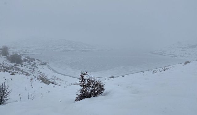 Sivas'ta 4 Eylül Barajı'nın yüzeyi buzla kaplandı
