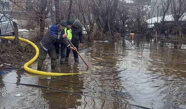 Sivas'ta eriyen kar suları taşkına neden oldu