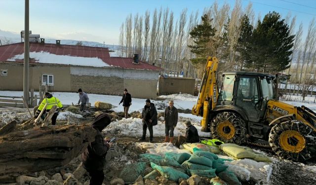 Sivas'ta kar nedeniyle çatısı çöken ağıldaki 40 koyun telef oldu