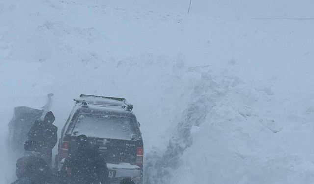 Sivas'ta karda aracıyla mahsur kalan kişi kurtarıldı