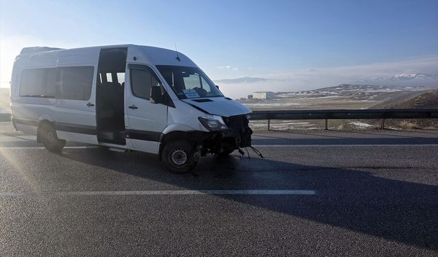 Sivas'ta öğretmenleri taşıyan minibüsün bariyerlere çarptığı kazada 3 kişi yaralandı