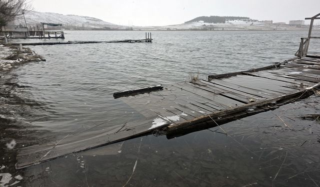 Sivas'ta yağışlar sonrası Hafik Gölü'ndeki iskeleler su altında kaldı