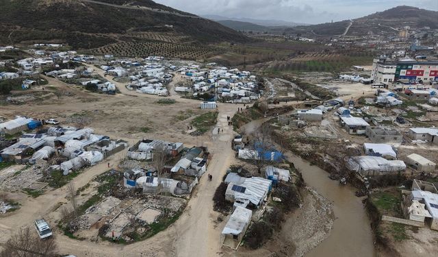 Suriye'nin İdlib ilinde şiddetli yağışlar 15 kampı vurdu, 300 çadır kullanılamaz hale geldi