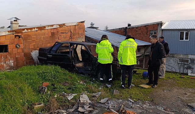 Tamir etmek için çıktıkları iş yerinin çatısında hurda vaziyette otomobil buldular