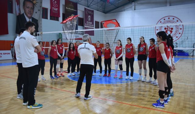 Tecrübeli başantrenör, eski öğrencileriyle geleceğin voleybolcularını yetiştiriyor