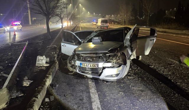 Tekirdağ'da aydınlatma direğine çarpan otomobildeki 3 kişi yaralandı