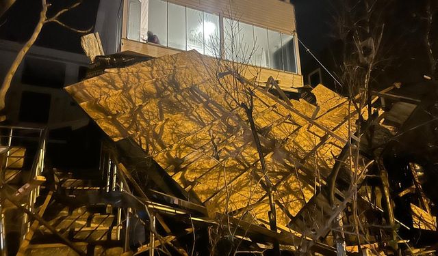 Tekirdağ'da kuvvetli rüzgar nedeniyle bir ev ve iş yerinin çatısı uçtu