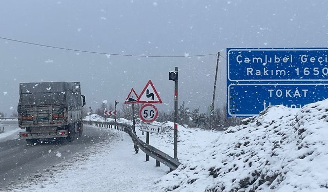 Tokat-Sivas kara yolunda kar yağışı etkili oluyor