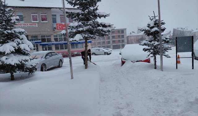 Tokat'ın ilçelerinde kar yağışı etkisini sürdürüyor
