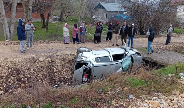 Tokat'ta kanala devrilen hafif ticari araçtaki 3 kişi yaralandı