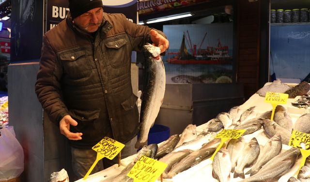 Trabzon'da balıkçı tezgahlarında istavrit ilgi görüyor