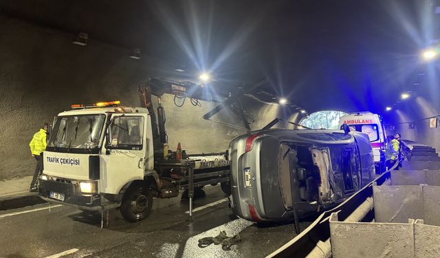 Trabzon'da devrilen otomobildeki 2 kişi yaralandı