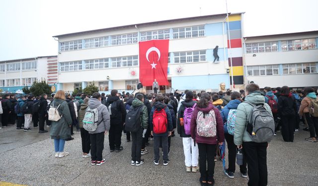 Trakya'da okullarda 6 Şubat depremlerinde hayatını kaybedenler için saygı duruşunda bulunuldu
