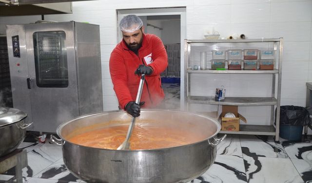 Türk Kızılay Muş'ta 1000 aileye iftar yemeği ulaştırıyor
