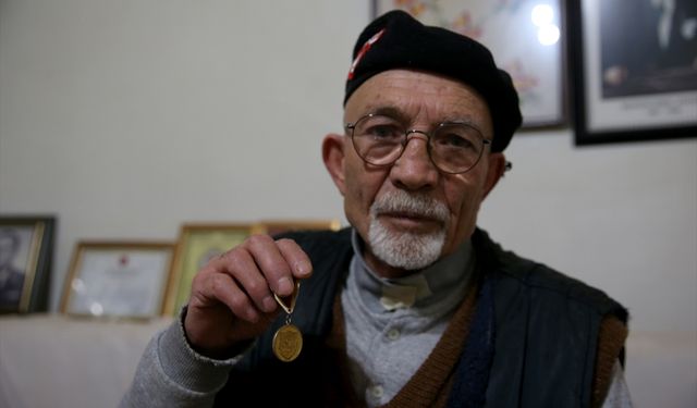 Türk Silahlı Kuvvetlerini Güçlendirme Vakfına bağışı dolayısıyla aldığı berat ve madalyasına gözü gibi bakıyor