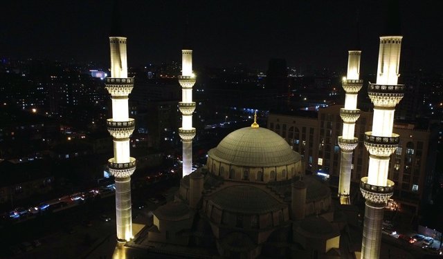 Türkiye, Kırgızistan'ın başkenti Bişkek'te toplu iftar verdi