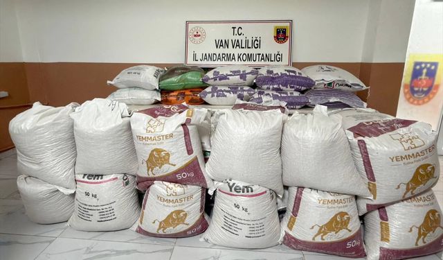 Van'da gümrük kaçağı 1850 kilogram gıda maddesi ele geçirildi