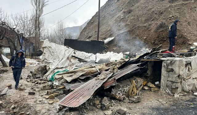 Van'da toprak kayması sonucu çöken tandır evinin enkazında kalan 2 kişi yaralandı