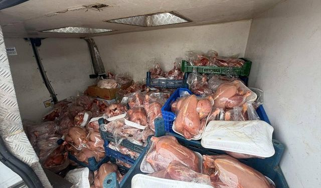 Van'da veteriner sağlık raporu bulunmayan kesilip paketlenmiş halde 200 tavuk ele geçirildi