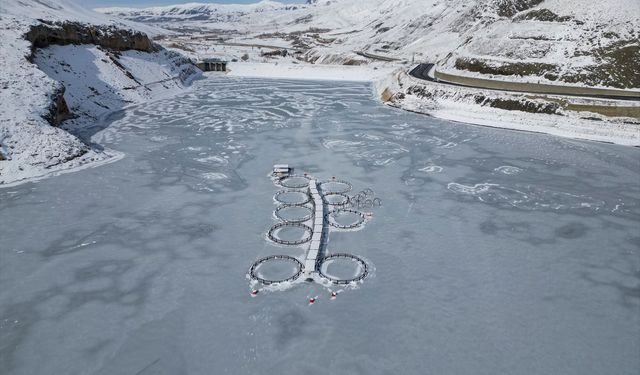 Van'da yüzeyi buz tutan Zernek Barajı dron ile görüntülendi